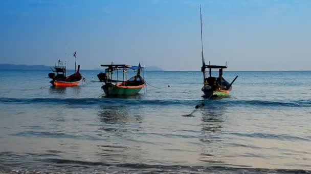 Bella e barca in spiaggia — Video Stock