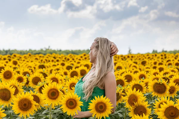 Hermosa Mujer Rubia Campo Los Girasoles Tan Feliz Relajarse —  Fotos de Stock