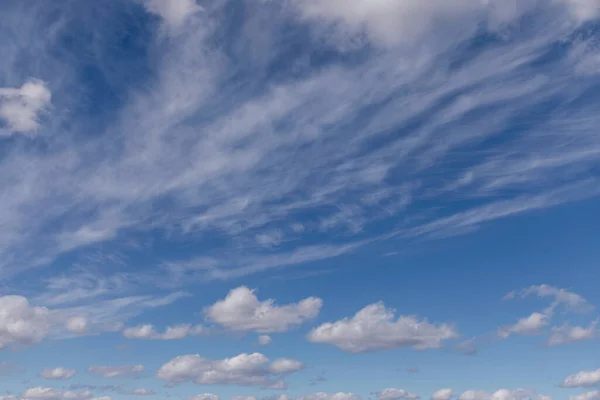 Блакитне Небо Білими Хмарами Ідеально Підходить Заміни Неба — стокове фото
