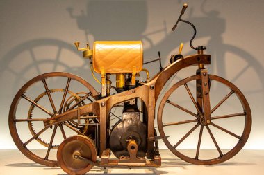 Tahta retro motorsiklet. Almanya 'da üretilen ilk motosiklet.