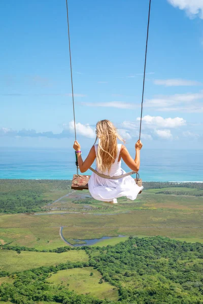 Mujer Balanceándose Sobre Columpios Sobre Las Verdes Montañas Con Océano Imágenes De Stock Sin Royalties Gratis