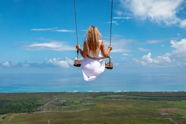 Mujer Balanceándose Sobre Columpios Sobre Las Verdes Montañas Con Océano Fotos De Stock Sin Royalties Gratis