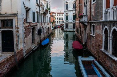 Venedik 'in kanal, tekne ve geleneksel Venedik evleri.
