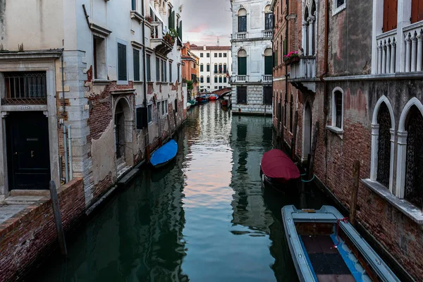 Venice Canal Boat Traditional Venetian Houses View — Stock Photo, Image