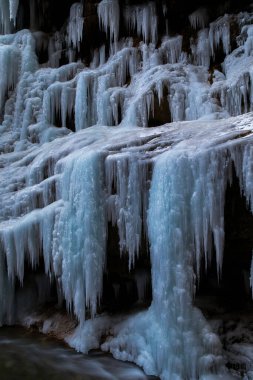 Kışın kimyasal şelaleler, dağdan düşen buzlu sular.