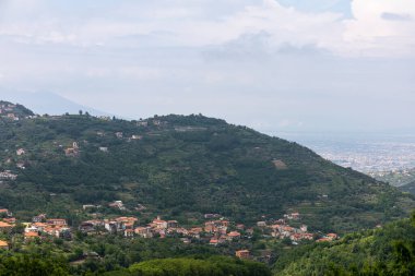 Dünyaca ünlü Amalfi sahilindeki Rocky Shore. Unesco Dünya Mirası Bölgesi. Campania, İtalya.