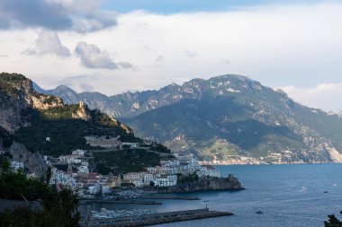 Dünyaca ünlü Amalfi sahilindeki Rocky Shore. Unesco Dünya Mirası Bölgesi. Campania, İtalya.