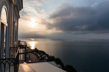 Dünyaca ünlü Amalfi sahilindeki Rocky Shore. Unesco Dünya Mirası Bölgesi. Campania, İtalya.