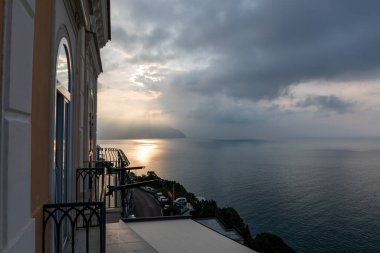 Dünyaca ünlü Amalfi sahilindeki Rocky Shore. Unesco Dünya Mirası Bölgesi. Campania, İtalya.