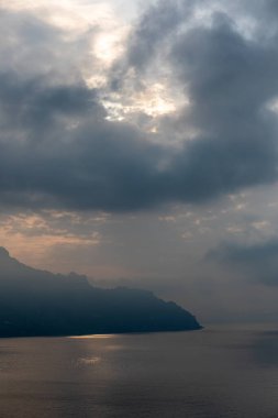Dünyaca ünlü Amalfi sahilindeki Rocky Shore. Unesco Dünya Mirası Bölgesi. Campania, İtalya.