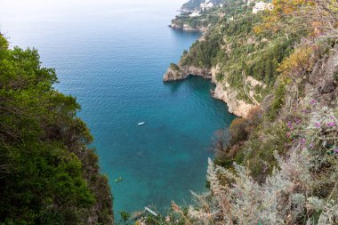 Dünyaca ünlü Amalfi sahilindeki Rocky Shore. Unesco Dünya Mirası Bölgesi. Campania, İtalya.