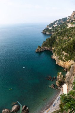 Dünyaca ünlü Amalfi sahilindeki Rocky Shore. Unesco Dünya Mirası Bölgesi. Campania, İtalya.