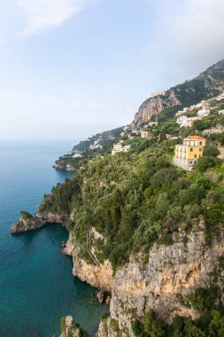 Dünyaca ünlü Amalfi sahilindeki Rocky Shore. Unesco Dünya Mirası Bölgesi. Campania, İtalya.