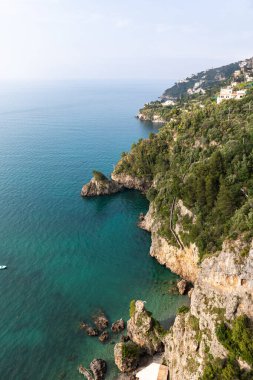 Dünyaca ünlü Amalfi sahilindeki Rocky Shore. Unesco Dünya Mirası Bölgesi. Campania, İtalya.