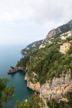 Dünyaca ünlü Amalfi sahilindeki Rocky Shore. Unesco Dünya Mirası Bölgesi. Campania, İtalya.