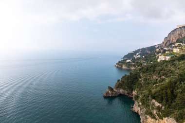 Dünyaca ünlü Amalfi sahilindeki Rocky Shore. Unesco Dünya Mirası Bölgesi. Campania, İtalya.
