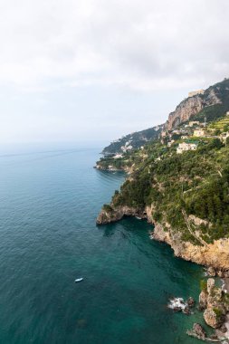 Dünyaca ünlü Amalfi sahilindeki Rocky Shore. Unesco Dünya Mirası Bölgesi. Campania, İtalya.