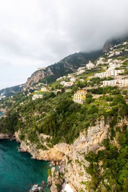 Dünyaca ünlü Amalfi sahilindeki Rocky Shore. Unesco Dünya Mirası Bölgesi. Campania, İtalya.