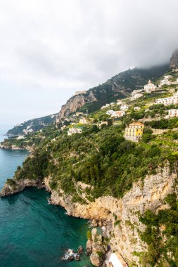Dünyaca ünlü Amalfi sahilindeki Rocky Shore. Unesco Dünya Mirası Bölgesi. Campania, İtalya.