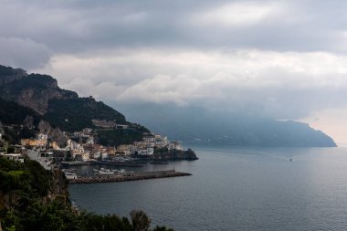 Dünyaca ünlü Amalfi sahilindeki Rocky Shore. Unesco Dünya Mirası Bölgesi. Campania, İtalya.