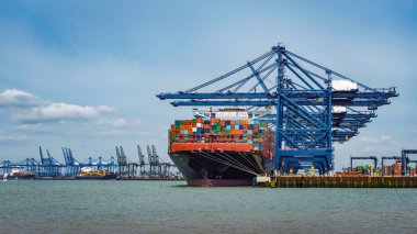Konteyner demirli gemiler ve yükleme
