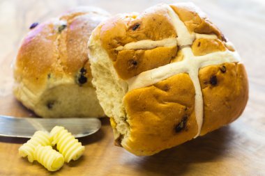 Paskalya Hot Cross Buns ve tereyağı
