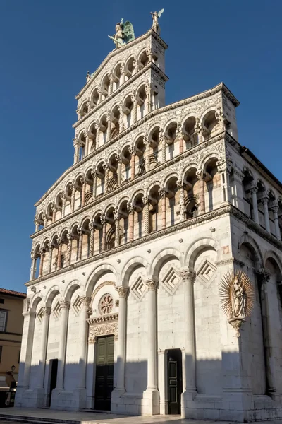 Iglesia románica San Michele in Foro Fotos De Stock Sin Royalties Gratis