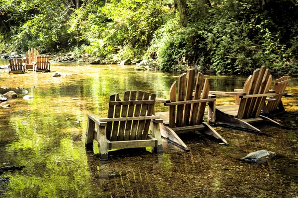 Cadeiras Adirondack pronto para relaxar no rio — Fotografia de Stock