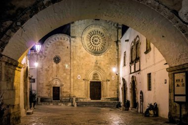 Katedral Meydanı Ostuni gece