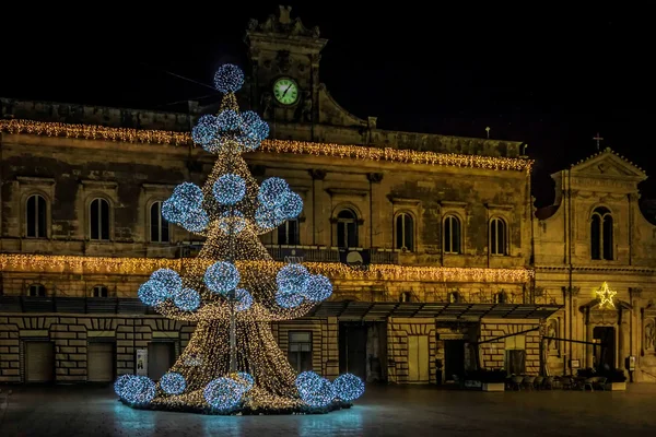 Luci festive e albero di Natale in Piazza — Foto Stock