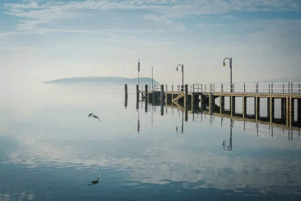 トラジメーノ湖の桟橋 ロイヤリティフリーのストック写真