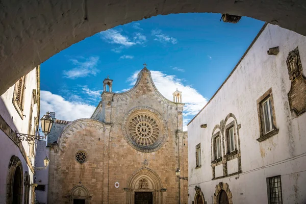 Catedra a través del Arco —  Fotos de Stock