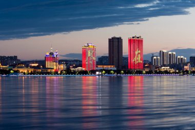 Amur Nehri 'nin Çin' deki gece bankası.