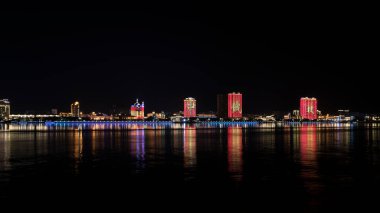 Amur Nehri 'nin Çin' deki gece bankası.
