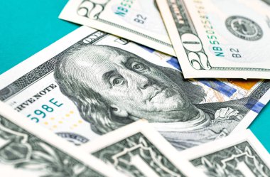 Para, Amerikan dolarları. Para masaya saçıldı. Maliye ve Ekonomi Fotoğrafçılığı.
