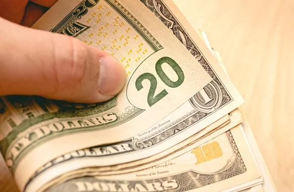 Zbliżenie Człowieka Trzymającego Ręku Notatki Różnej Wartości Dolarów Amerykańskich — Zdjęcie stockowe