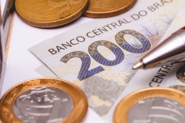 Brezilya 'dan gelen gerçek para. Dinheiro, Reais, Real Brasileiro, Brezilya. Yakın plan Brezilya banknotları. 200 Reais 'lik Brezilya banknotları, kalem ve sikkeler yakın planda..