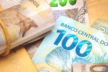 Brezilya 'dan gerçek para. Reais, Brezilya, Money. Bir grup Brezilyalı banknot masanın üstünde..