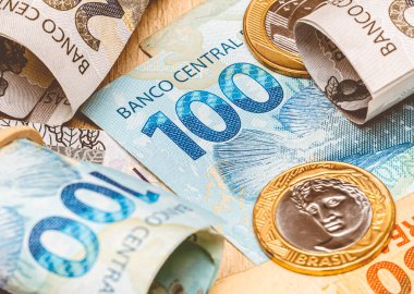 Brezilya 'dan gerçek para. Reais, Brezilya, Money. Bir grup Brezilyalı banknot masanın üstünde..