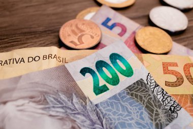Gerçek para, Brezilya 'dan gelen para. Para, Reais, Brezilya Real, Brezilya. Yakın planda bir grup Brezilyalı banknot..