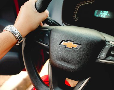 Brezilya, Federal Bölge, Brezilya. 10 Kasım 2019. Çevik bir Chevrolet 'nin direksiyonunda elleri olan bir kadının fotoğrafı..
