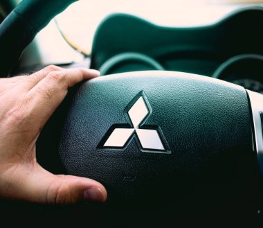 Mitsubishi Motorları. Bir Mitsubishi Eclipse Cross 2019 'un direksiyonunu tutan adam. Braslia, Federal Bölge, Brezilya. 25 Ocak 2020.