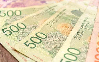 Arjantin ekonomisi. Pesos, Argetina 'nın para birimi olan Arjantin Pezosu' na yakın plan para yatırıyor. Ekonomi, finans ve iş dünyasının temsili için fotoğraf.