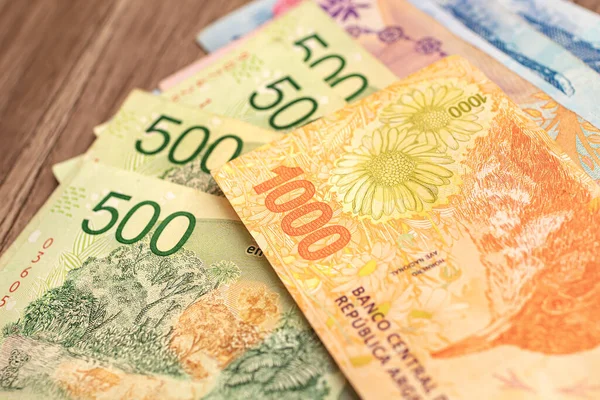 Arjantin ekonomisi. Pesos, Argetina 'nın para birimi olan Arjantin Pezosu' na yakın plan para yatırıyor. Ekonomi, finans ve iş dünyasının temsili için fotoğraf.