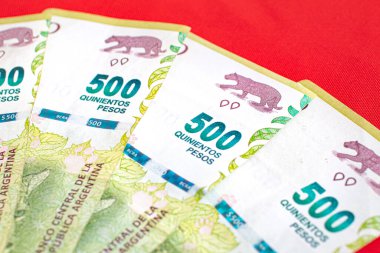 Argetine para biriminin, Arjantin pesosunun, ahşap bir masanın üzerindeki pesolarının peso banknotları. Ekonomi ve finans temsili için fotoğraf.