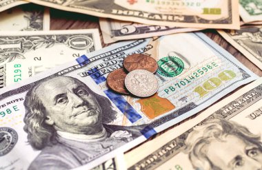 Para, Amerikan Doları (USD). Bozuk paralar ve tahtadan bir masanın üzerine birkaç banknot. Finans, tasarruf ve ekonomi kavramı.
