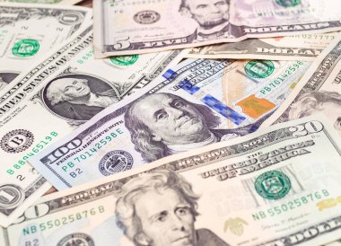 Para, Amerikan doları banknotları. Para masaya saçıldı. Maliye ve Ekonomi Fotoğrafçılığı. Yıllanmış renk tonuyla fotoğraf.