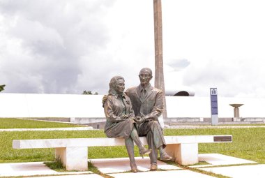 J.K. Brasilia Anıtı, Federal Bölge - Brezilya. Eski Başkan Juscelino Kubischek ve Sarah Kubischek 'in heykelleri bir bankta oturuyor. Roberto Sa 'nın heykeli. JK Memorial, yazan Oscar Niemeyer.