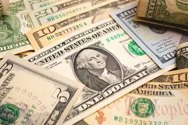 Para, Amerikan doları banknotları. Dolar banknotları masaya saçılmış. Finans, İş ve Ekonomi kavramı.