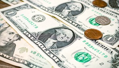 Para, Amerikan doları banknotları. Para masaya saçıldı. Maliye ve Ekonomi Fotoğrafçılığı. Yıllanmış renk tonuyla fotoğraf.